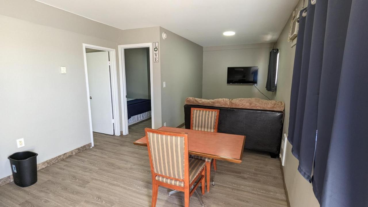 Riverside Motel Medicine Hat Bagian luar foto